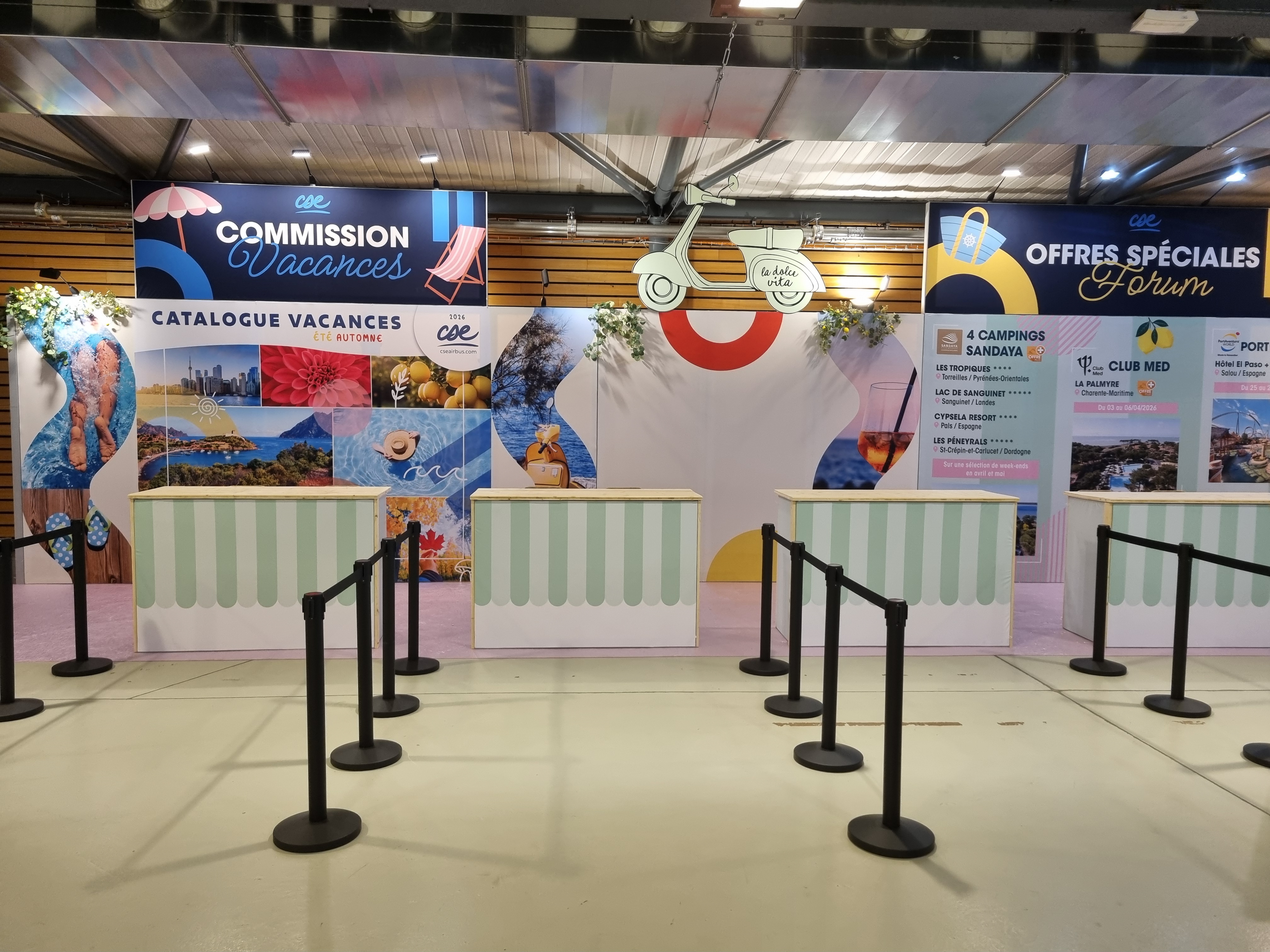 Comptoirs rayés pastel devant mur décor vacances comité