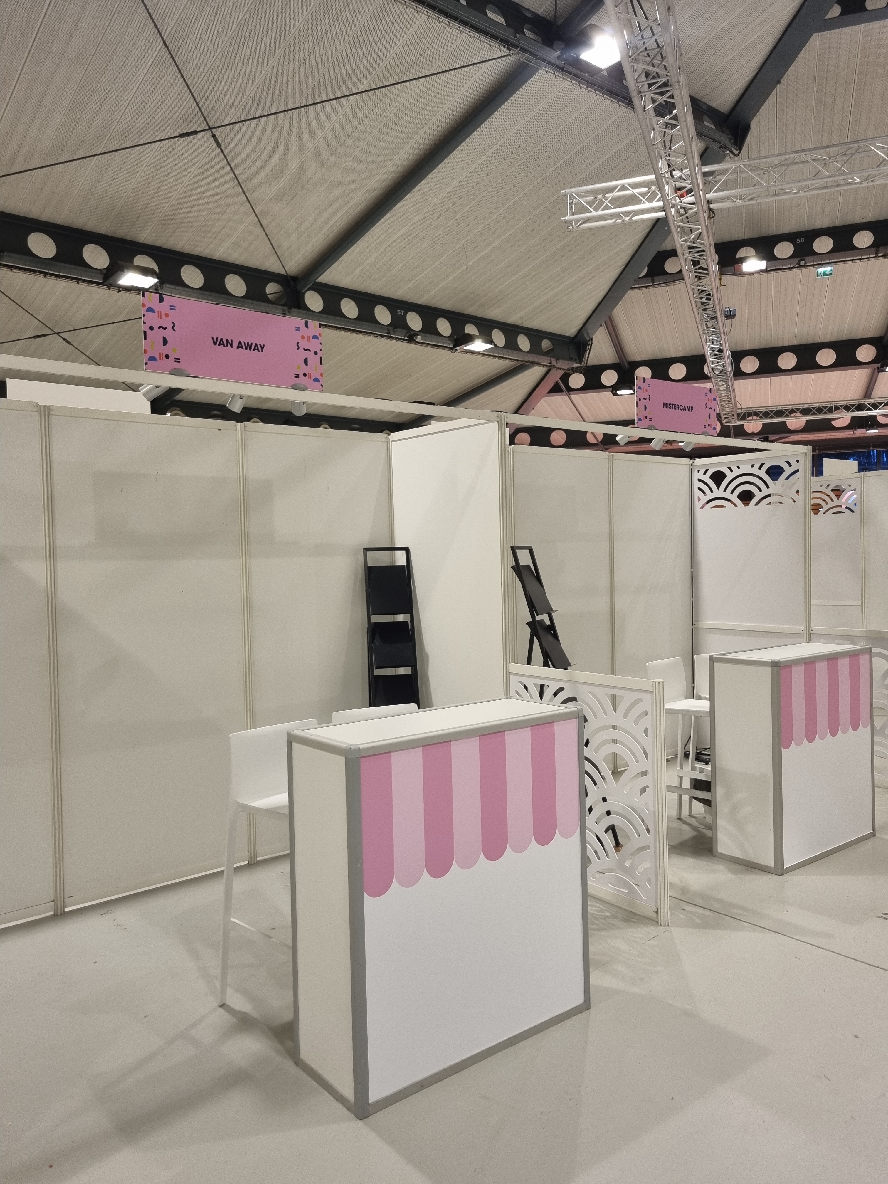 Stand modulaire blanc et comptoir rose en salon professionnel