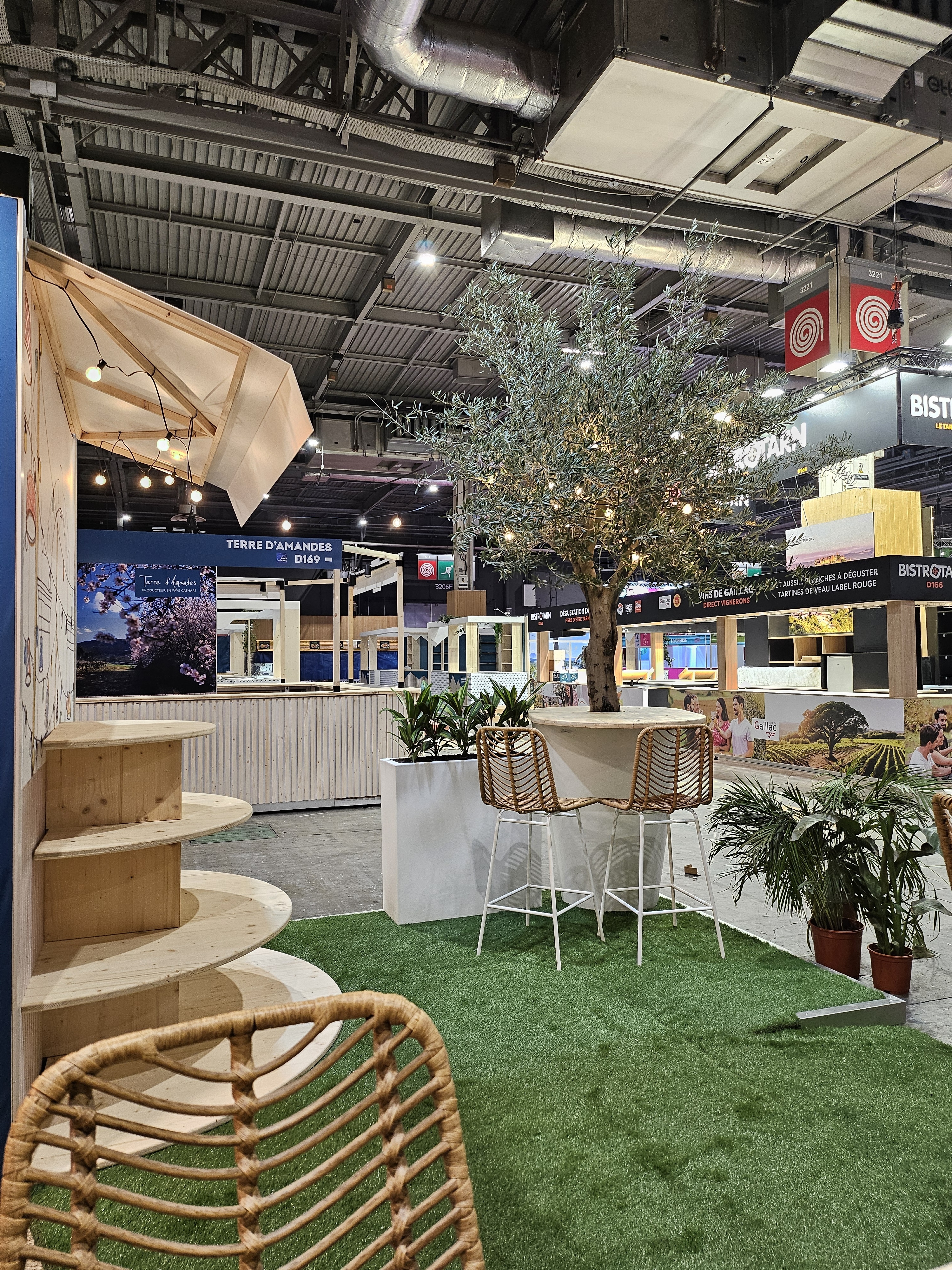 Sol en gazon synthétique et jardinière avec olivier au salon de l'agriculture