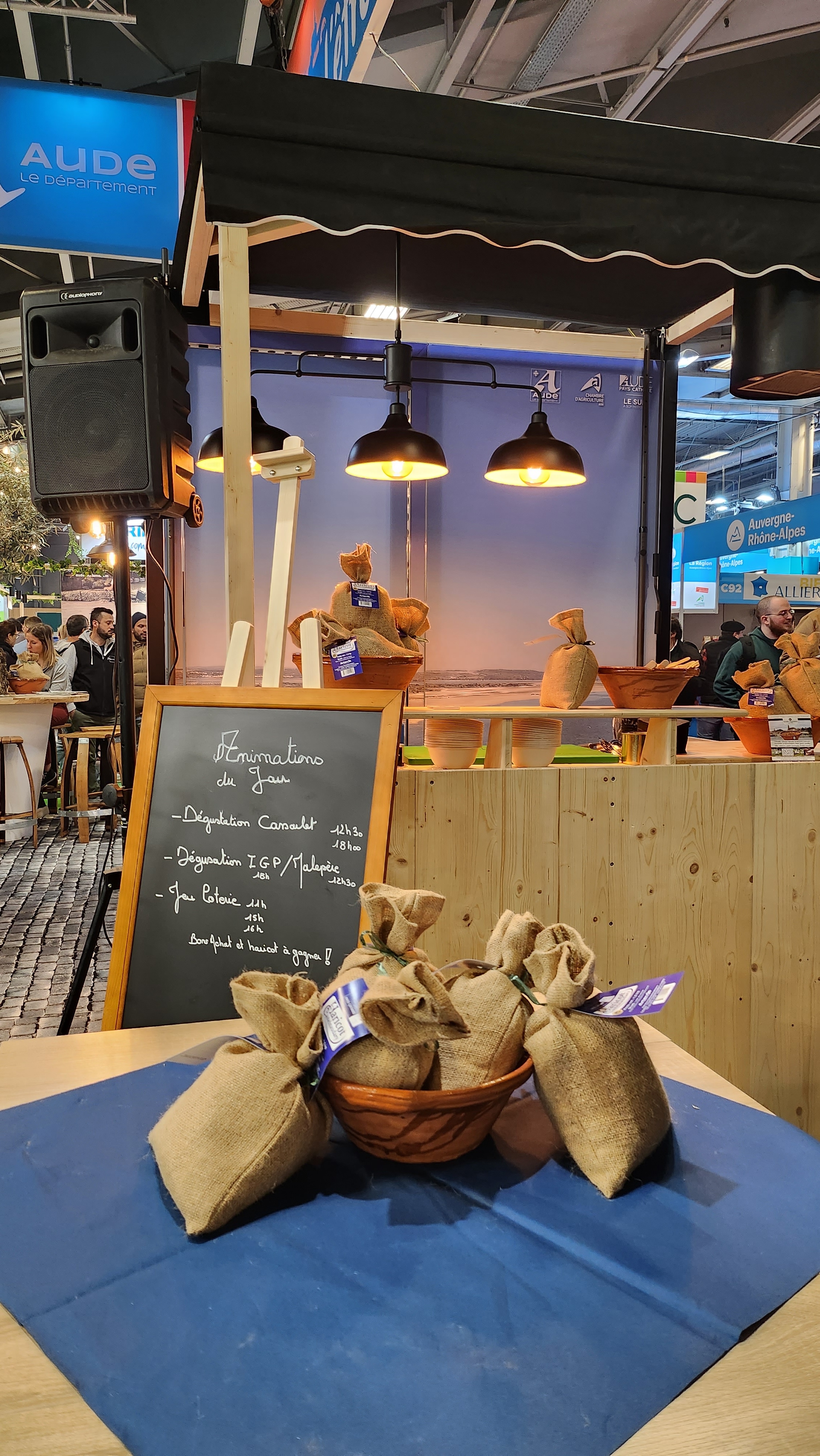 Sachet d'amande sur une table sur le stand de l'Aude au salon international de l'agriculture