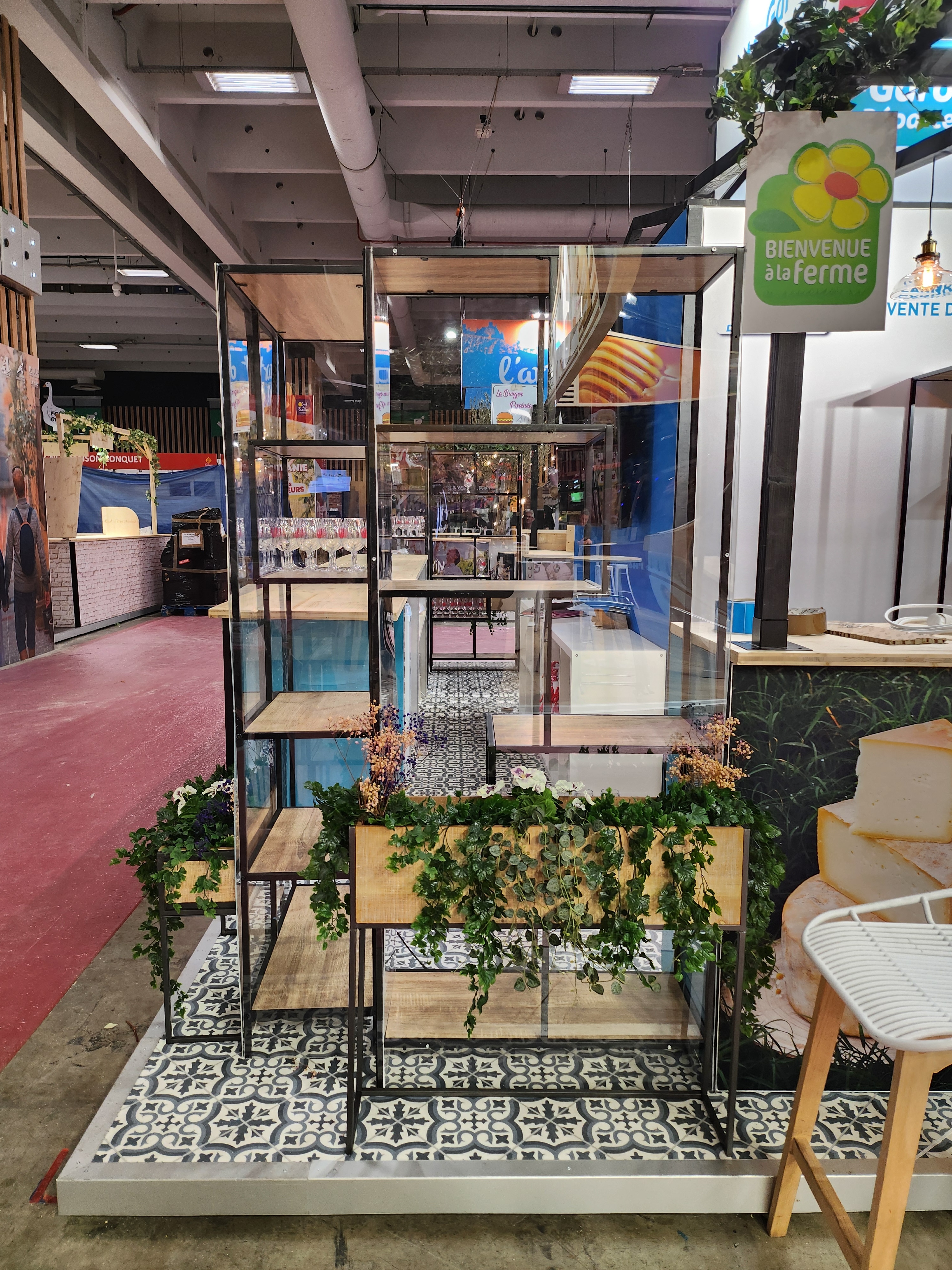Mobilier en bois et sol en lino sur la stand du département de la Haute-Garonne