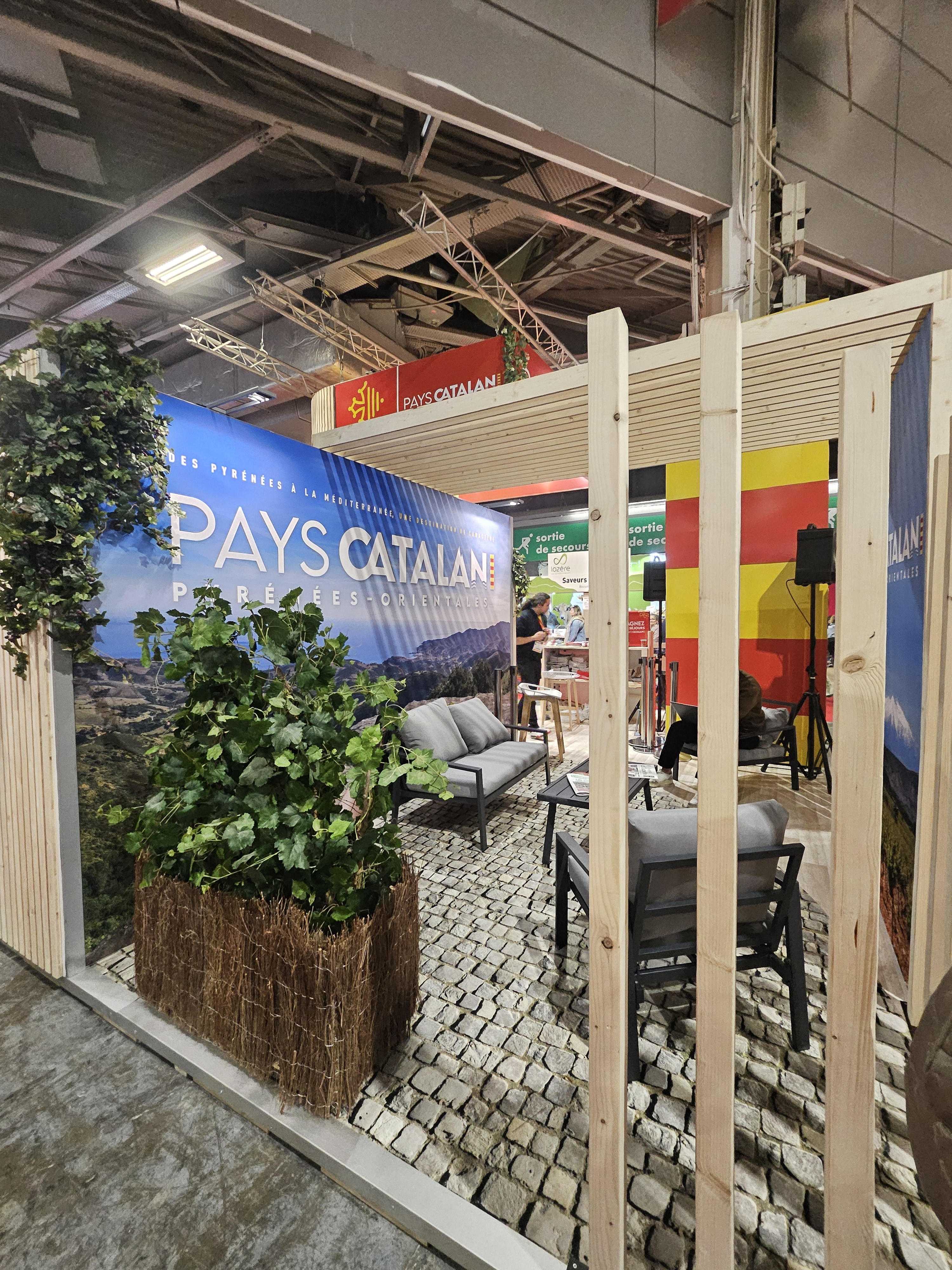 Claustra en bois et sol en lino imitation pavé pour le stand des pyrénées-orientales au salon de l'agriculture