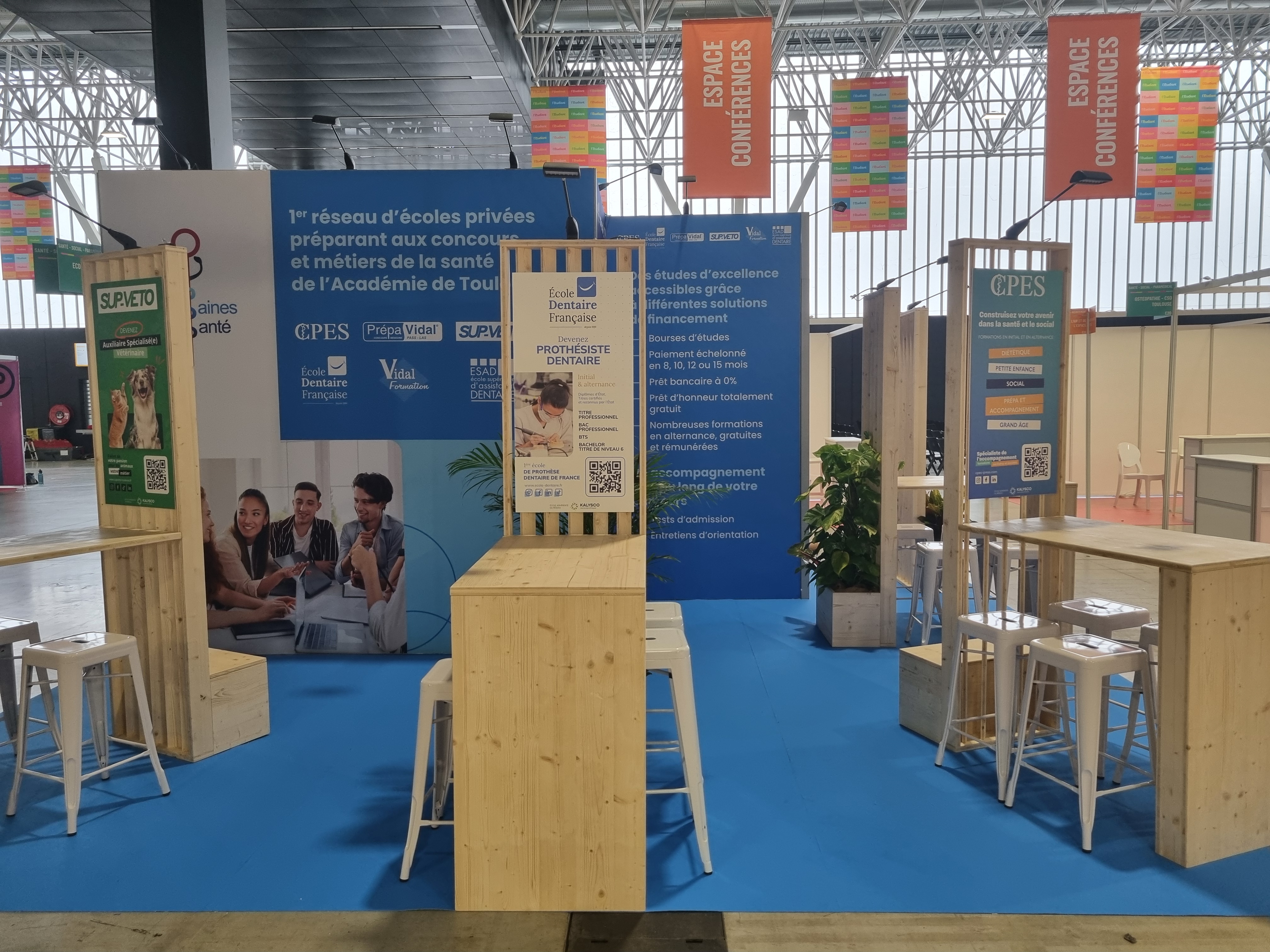 Moquette bleu et desks en bois pour Kalysco à Studyrama 