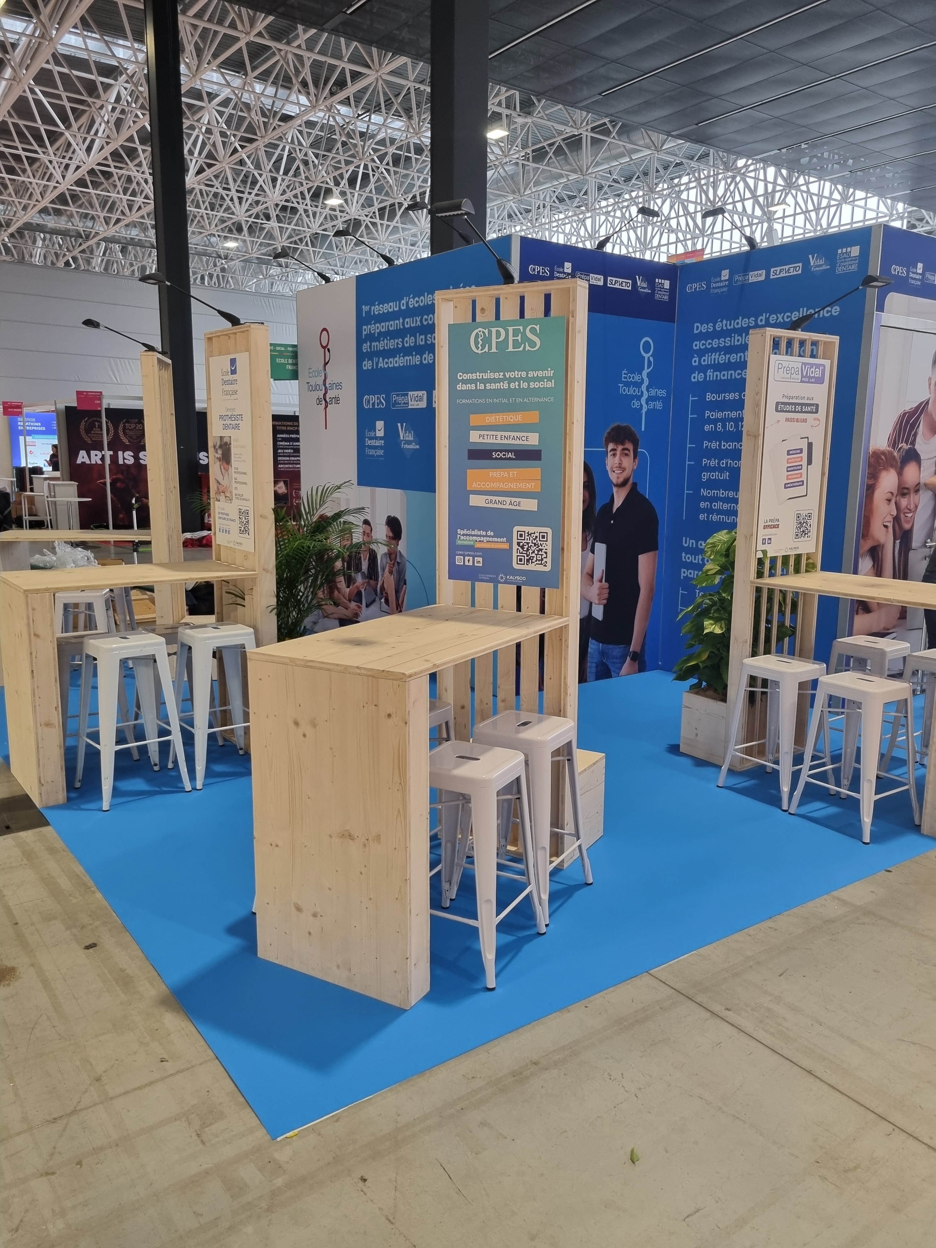 Desk d'éaccueil en bois avec claustra sur le stand de Kalysco à Studyrama 2025