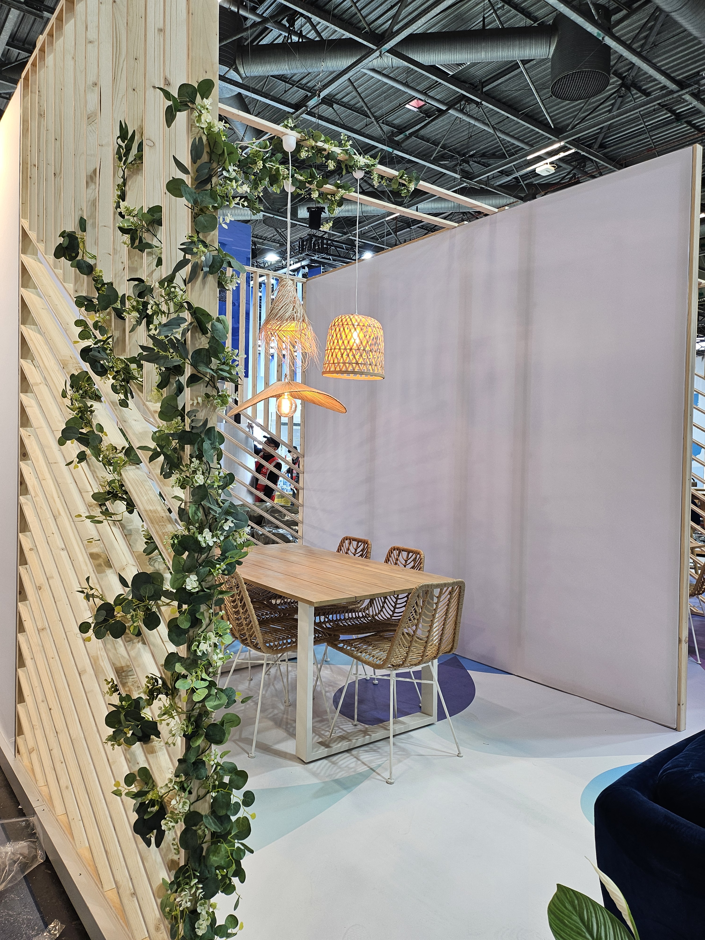 Claustra en bois et zone d'échange chaleureuse avec mobilier en bois au JEC World 2025