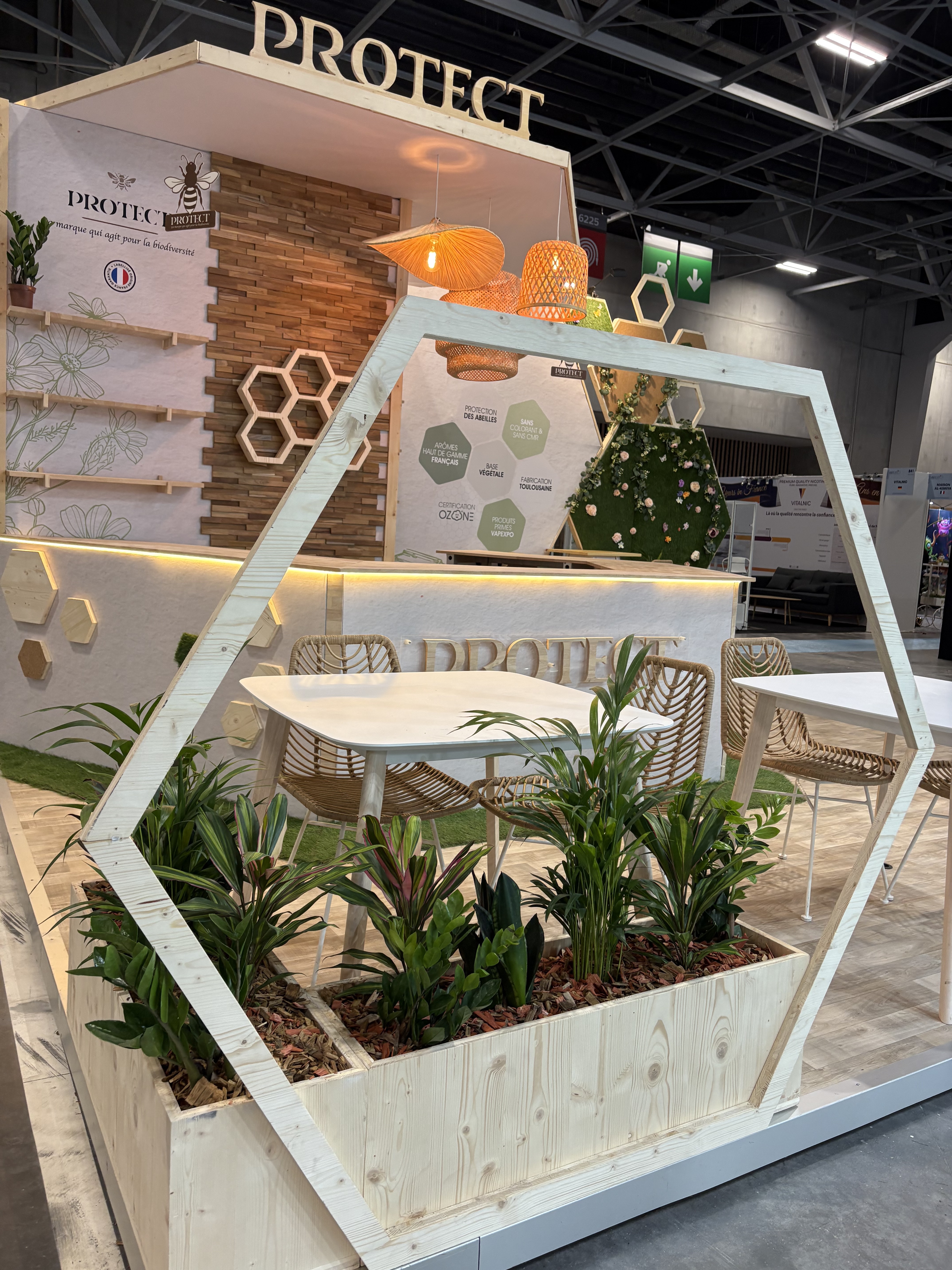 Cadre en bois et jardinière en bois à la Vapexpo de Paris