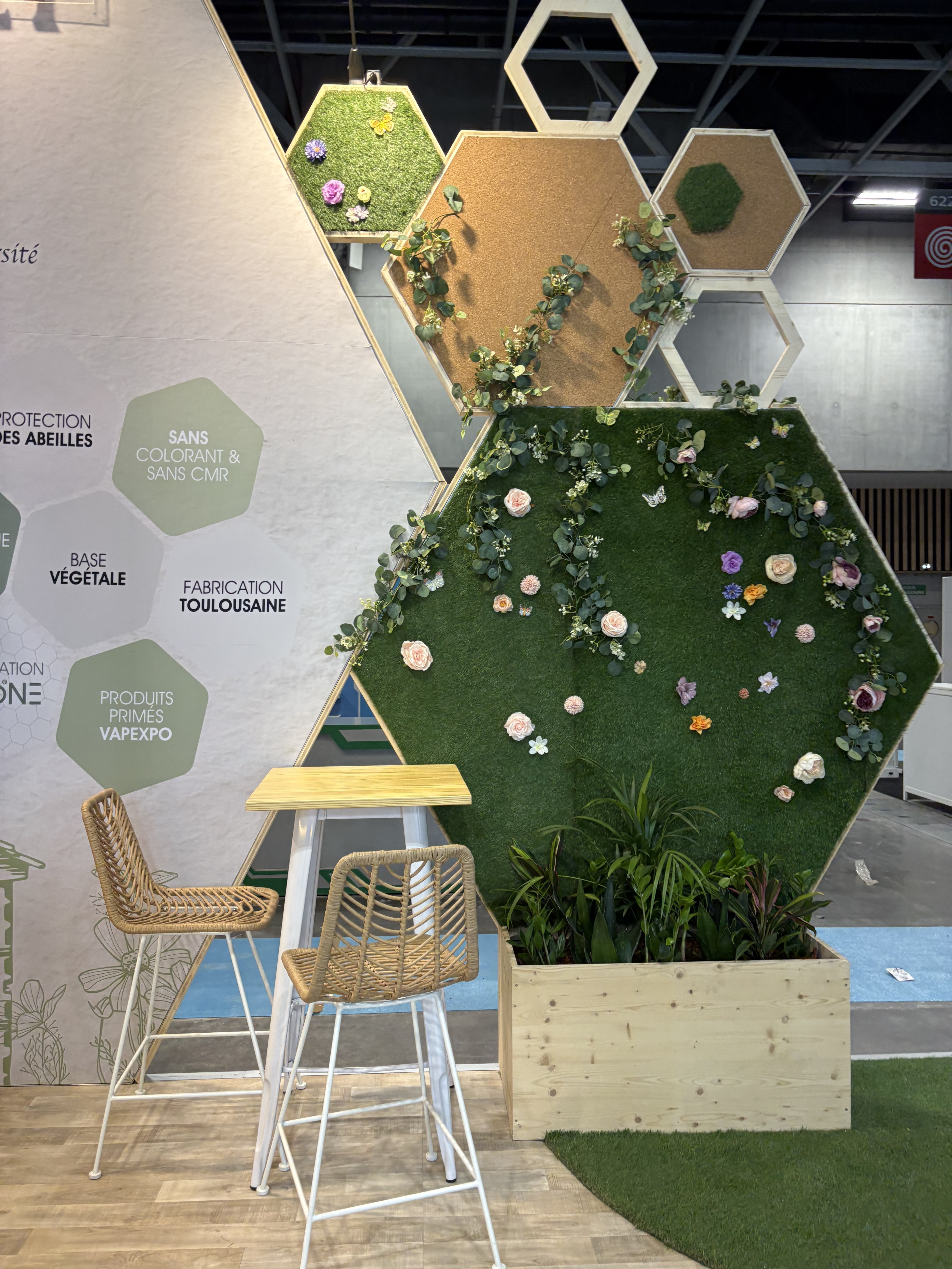 Décors végétal et floral, avec jardinière en bois et sol en lino imitation parquet