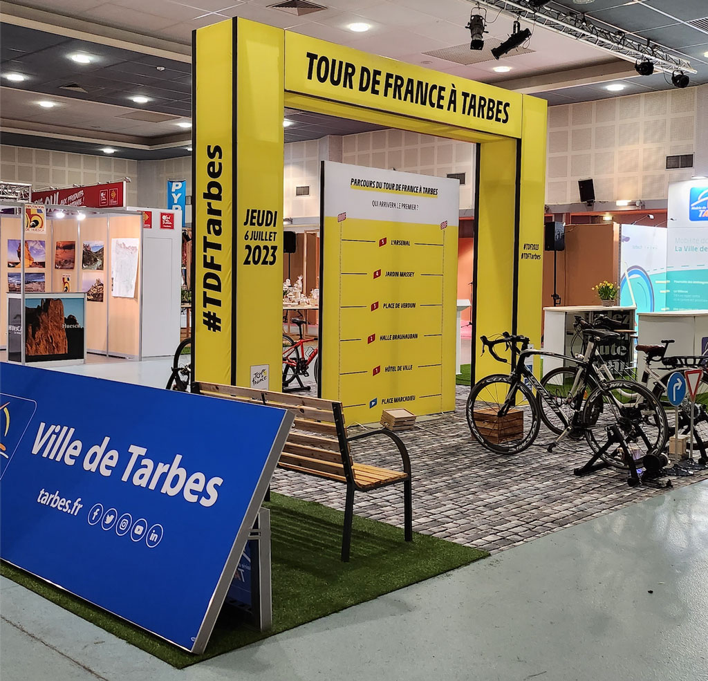 Stand de la mairie de Tarbes mettant en avant la ville comme étape du tour de France