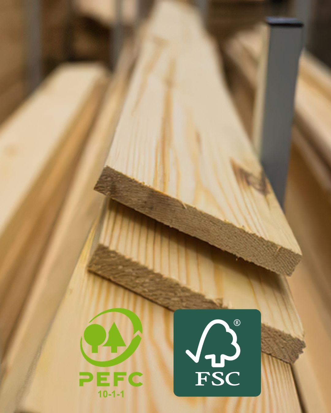 Planches de bois labellisées avec logo PEFC et FSC.