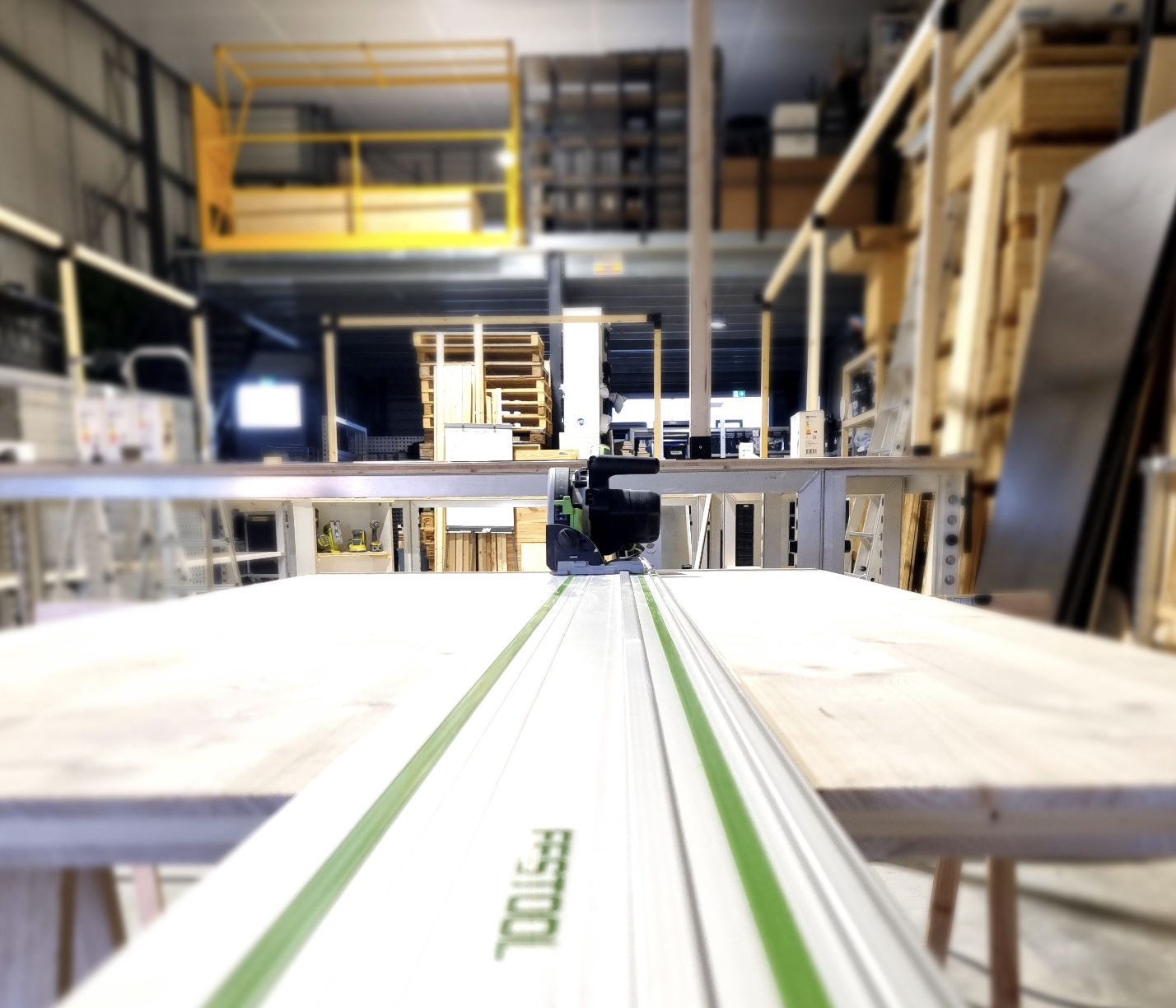 Découpe de bois à l'atelier.