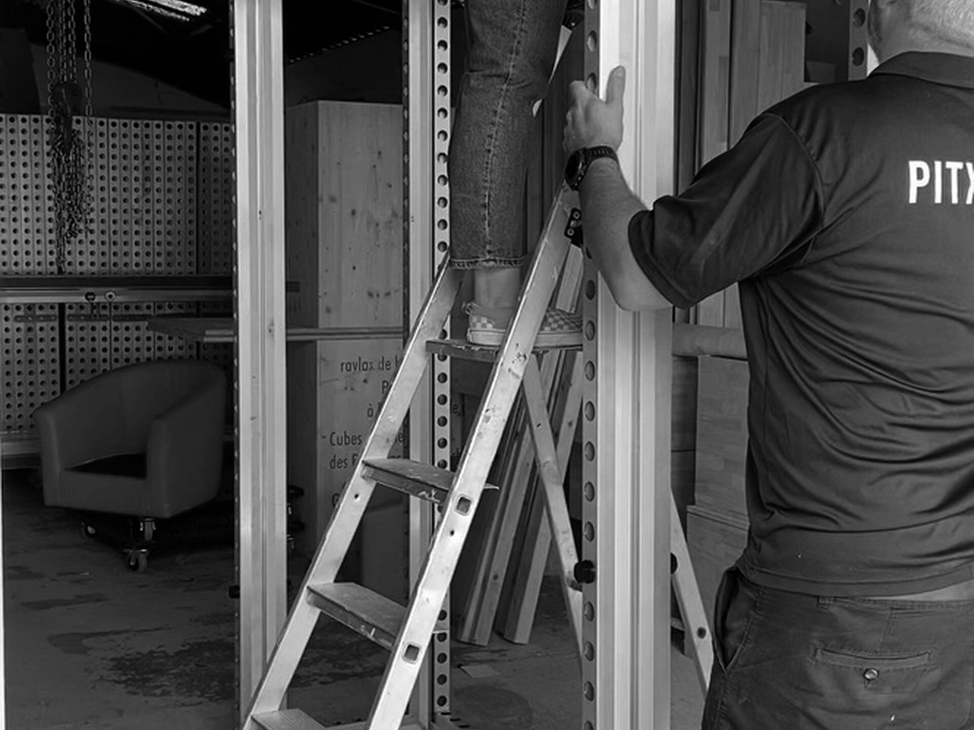 Montage d'un stand avec une échelle.