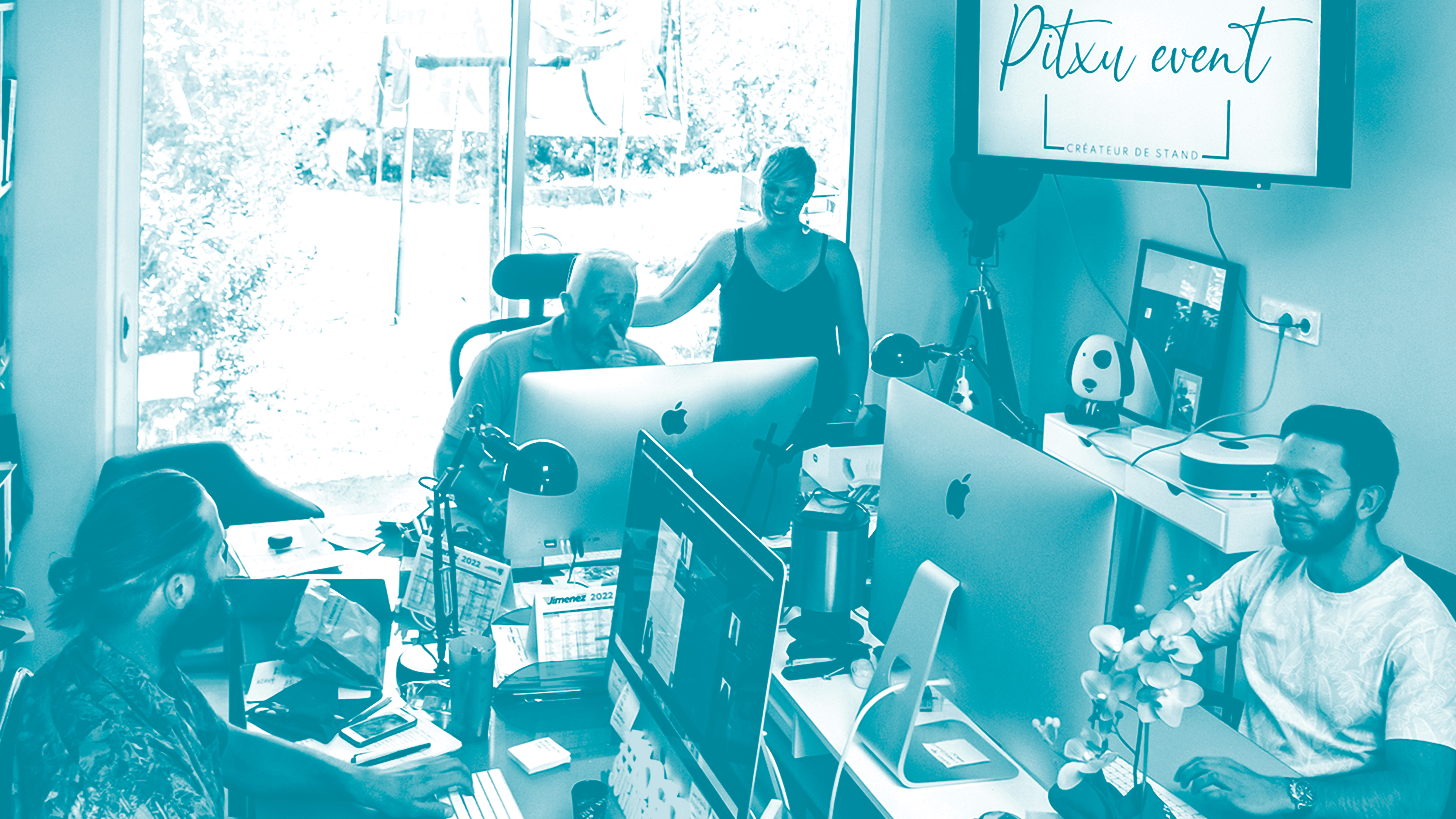 Photo de l'équipe de PitxuEvent dans l'agence de toulouse, conception de stand sur mesure et fabrication à Toulouse.